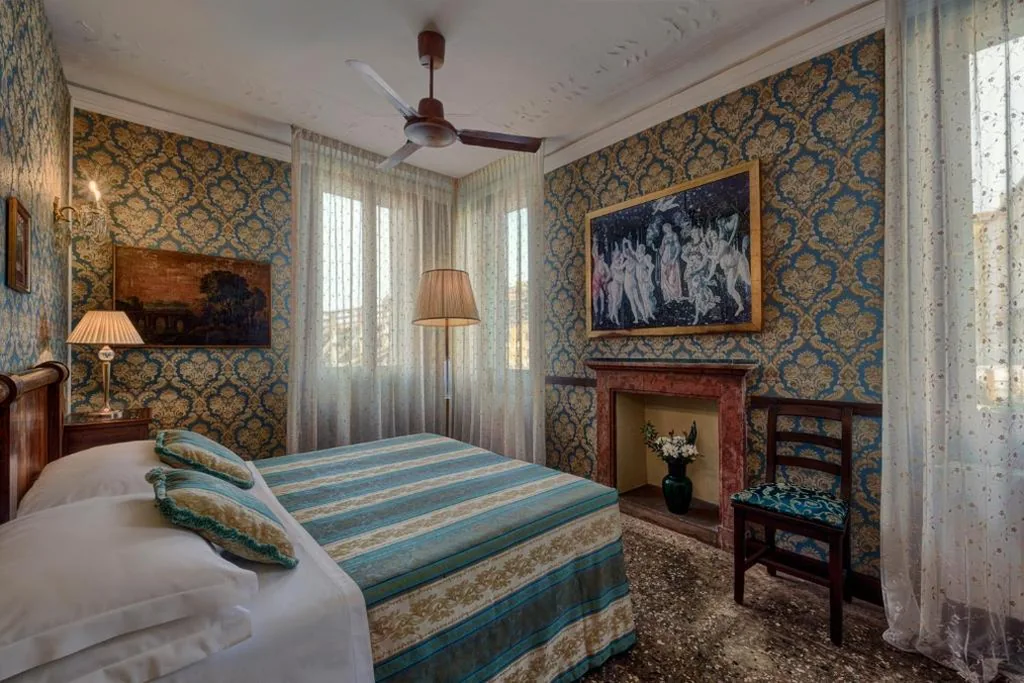 Large Double or Twin Room with Canal View — Hotel Galleria