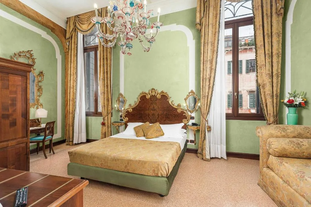 Luxury Double or Twin Room with Canal View — Hotel San Moisè