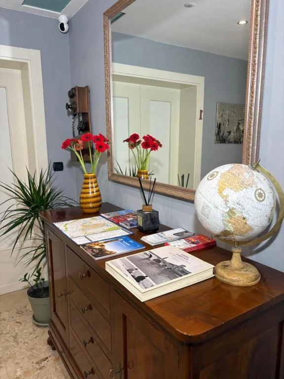 Large Double Room with Shared Bathroom — Catullo 12 – Le Arche Verona