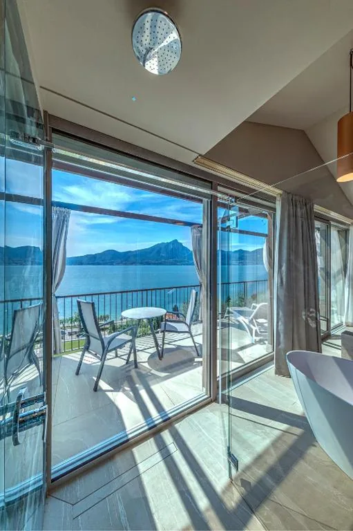 Camera Matrimoniale Ampia con Balcone e Vista Lago — Sky View Garda Lake by Hotel Galvani