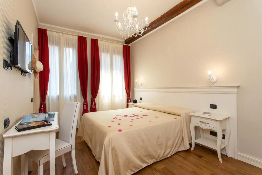 Camera Matrimoniale — Charming Palace Santa Fosca