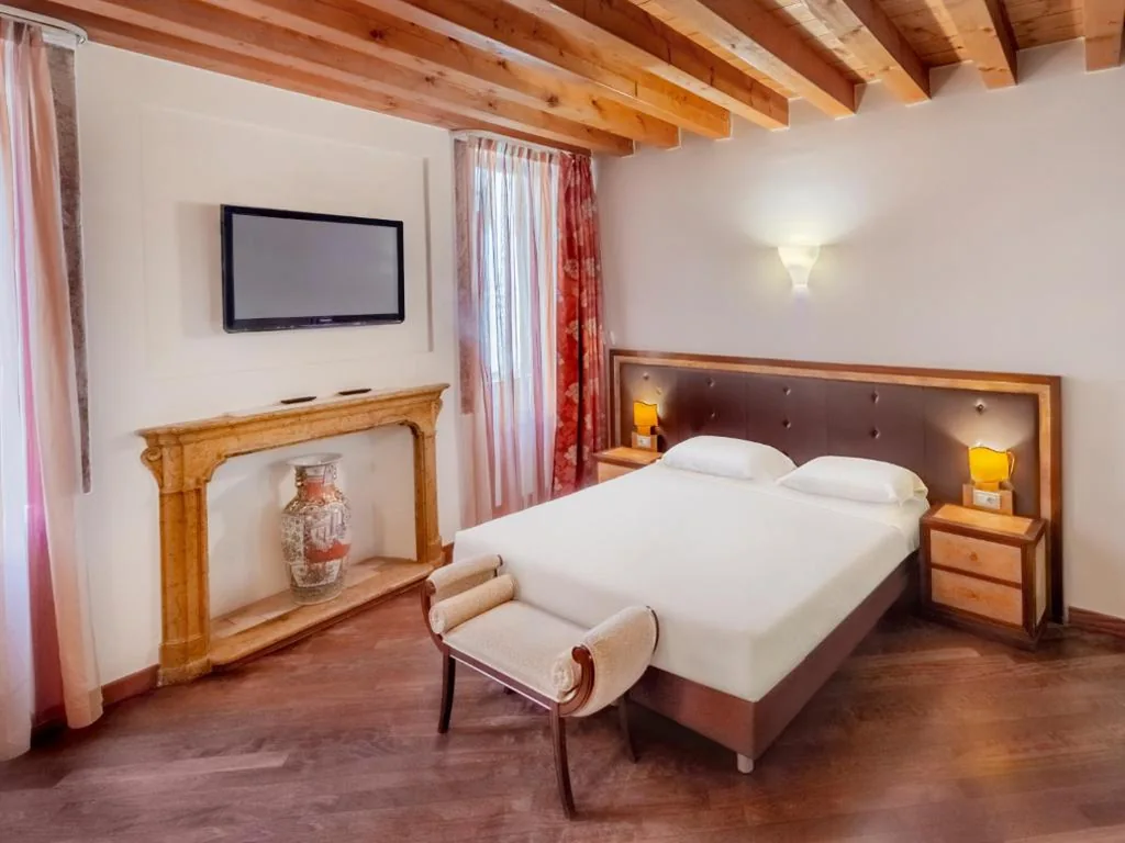 Camera Matrimoniale Classic — City Centre Rooms and Apartments