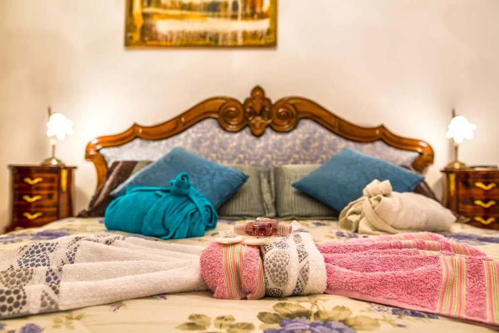 Classic Double Room with External Private Bathroom — Art&Coffee