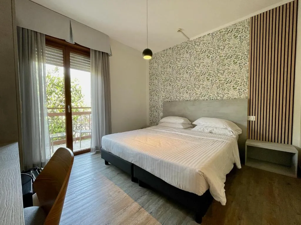 Camera Matrimoniale Classic con Balcone — B City Hotel Bardolino