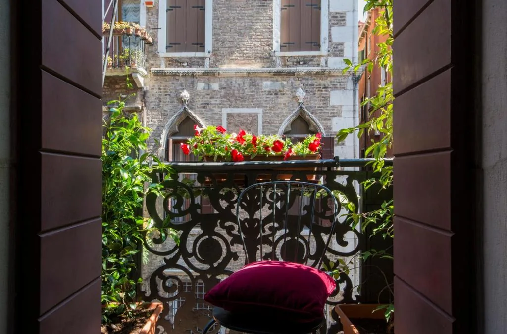 Camera Matrimoniale Classic con Balcone e Vista Canale — Hotel Becher