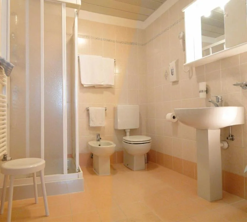 Classic Double Room with Balcony and Lake View — Hotel Sole – Limone