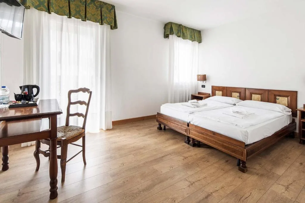 Classic Double Room with Balcony — Hotel Olimpia
