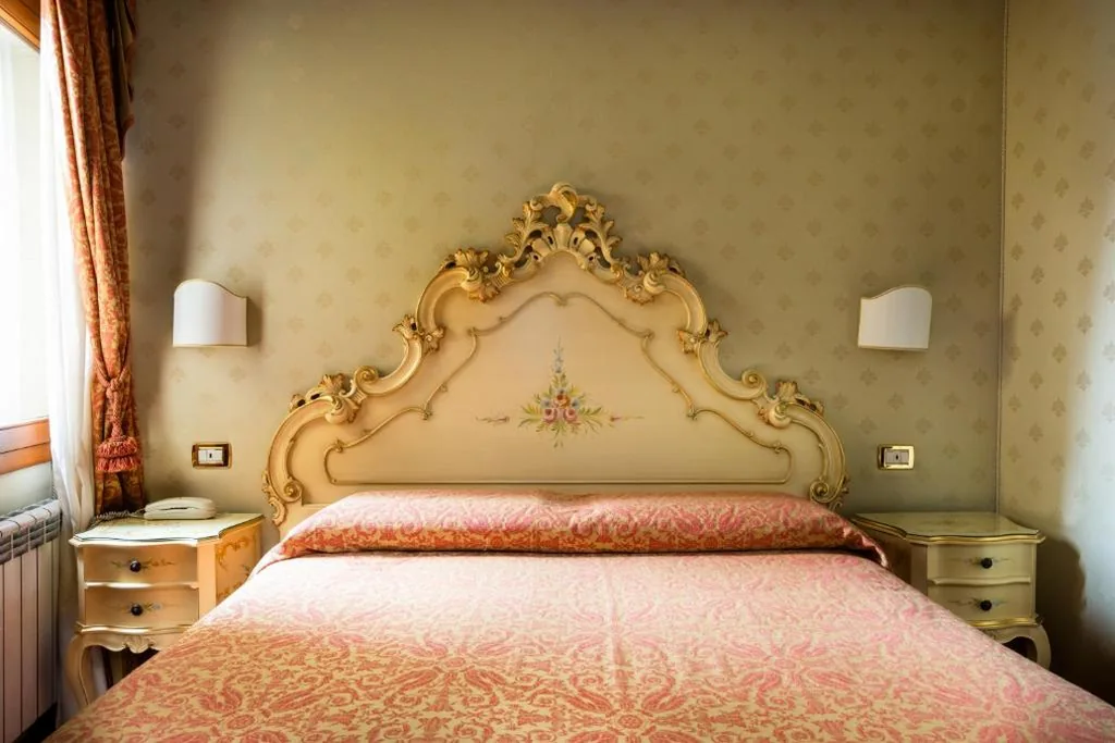 Camera Matrimoniale Classic con Vista Piazza — Locanda Al Leon