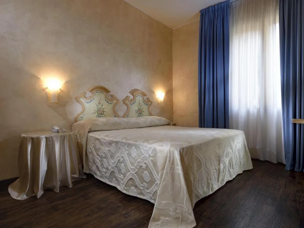 Camera Matrimoniale Classic — Hotel Amadeus