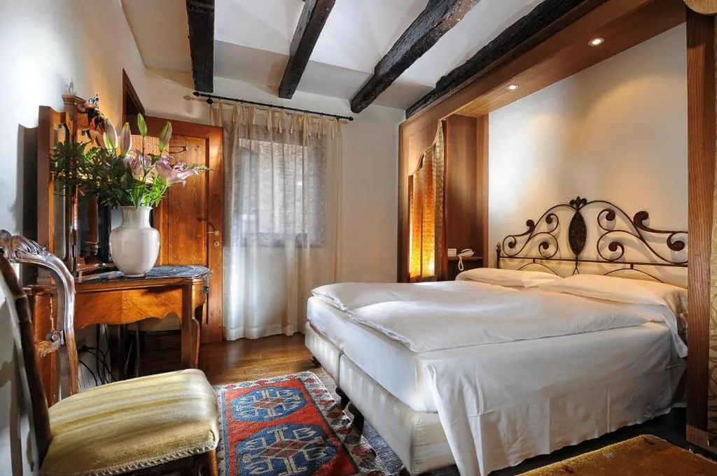 Classic Double Room — Hotel Flora – By Romanelli Family