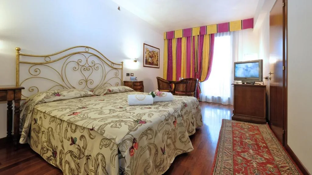 Camera Matrimoniale Classic — Villa Madrina Lovely and Dynamic Hotel