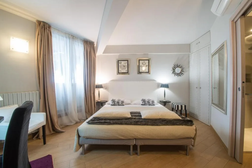 Camera Matrimoniale Comfort con Vista Città — Residenza Ca’ degli Enzi