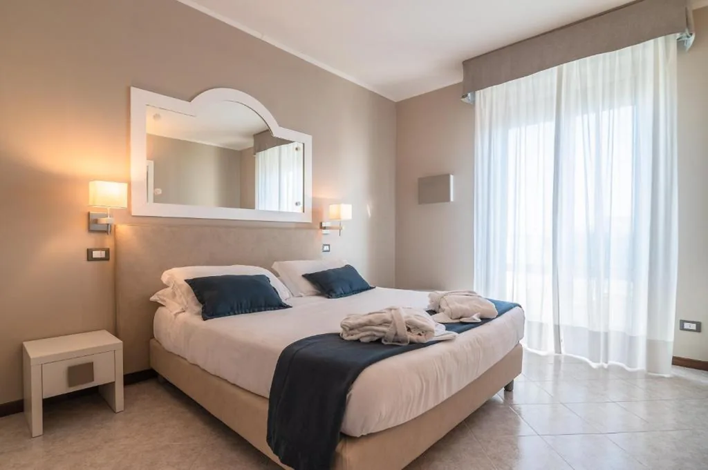 Camera Matrimoniale Comfort Large con Balcone e Vista Mare Laterale — Hotel Anthony