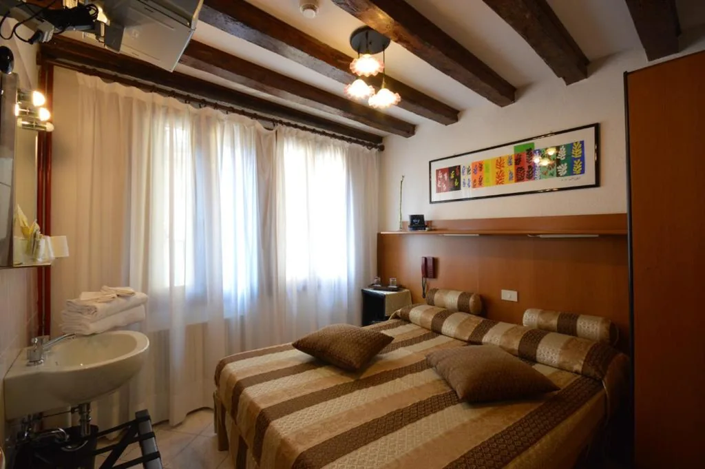 Camera Matrimoniale con Bagno in Comune — Albergo Marin