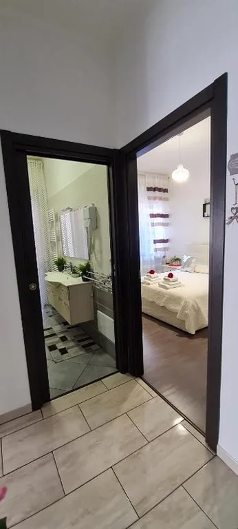 Camera Matrimoniale con Bagno in Comune — Appartamento Natalia Verona