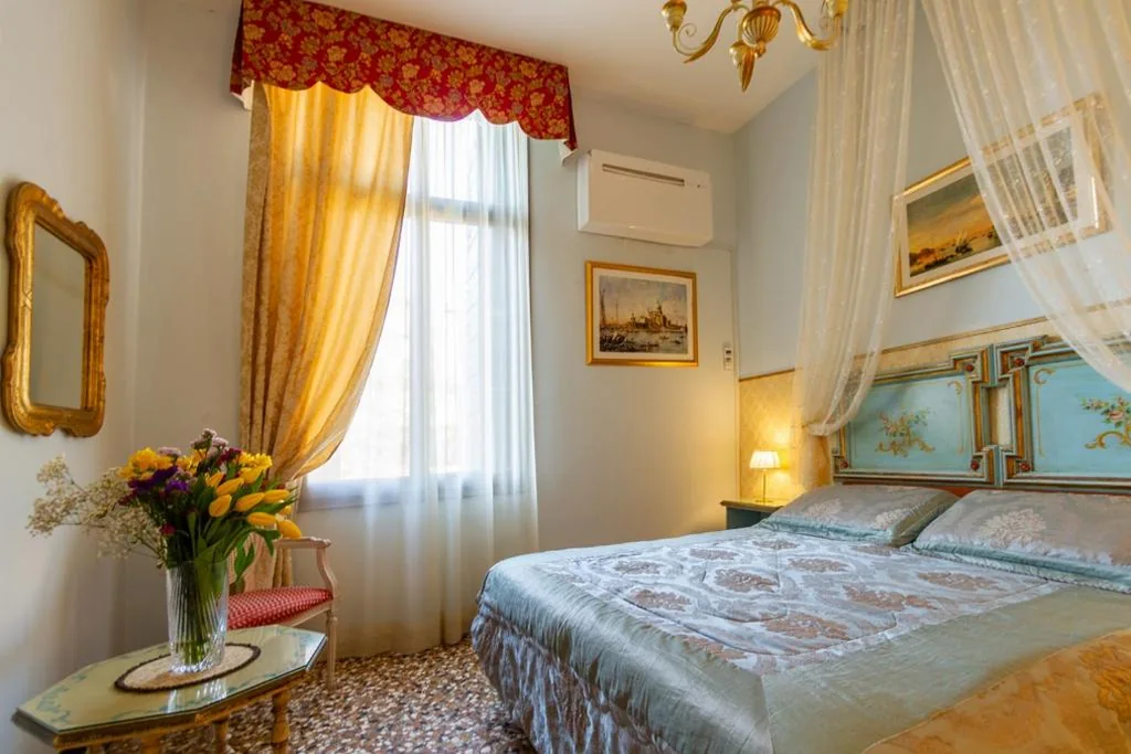 Double Room with Shared Bathroom — Art Dreams B&B