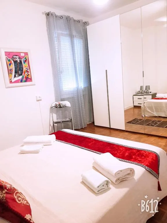 Camera Matrimoniale con Bagno in Comune — BB Stay Station