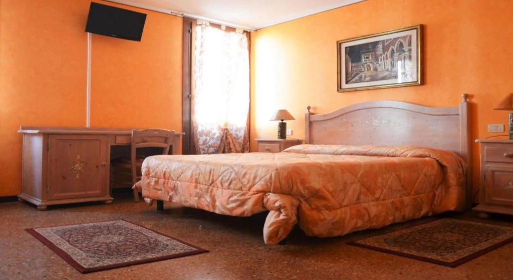 Camera Matrimoniale con Bagno in Comune — Best Holidays Venice