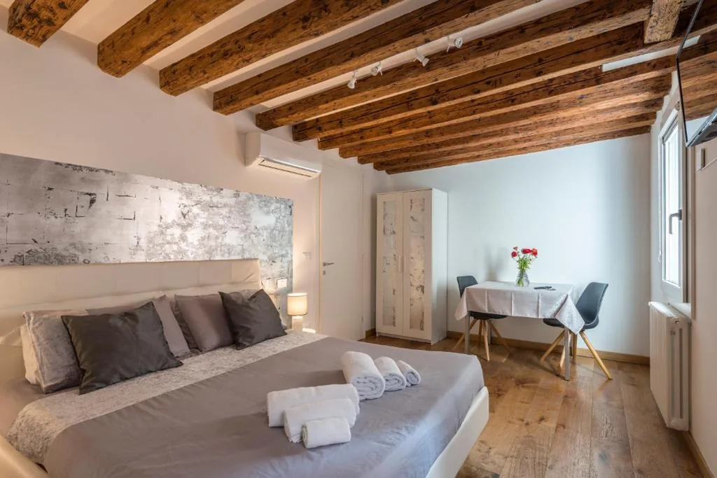 Camera Matrimoniale con Bagno in Comune — Ca Bibi, Guest House Close the Grand Canal