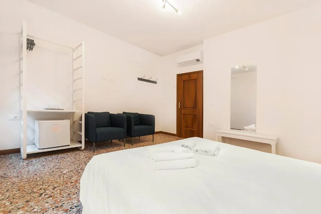 Camera Matrimoniale con Bagno in Comune — Casa Alimante
