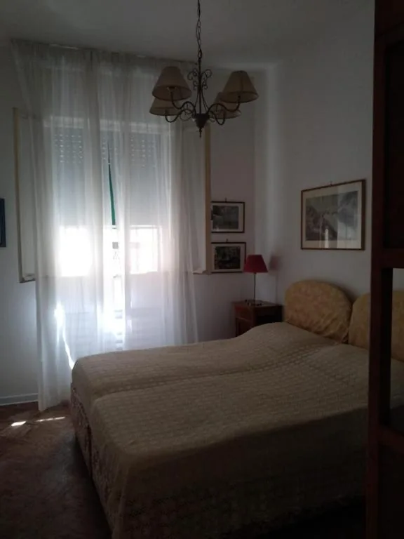 Camera Matrimoniale con Bagno in Comune — Casa Gialla