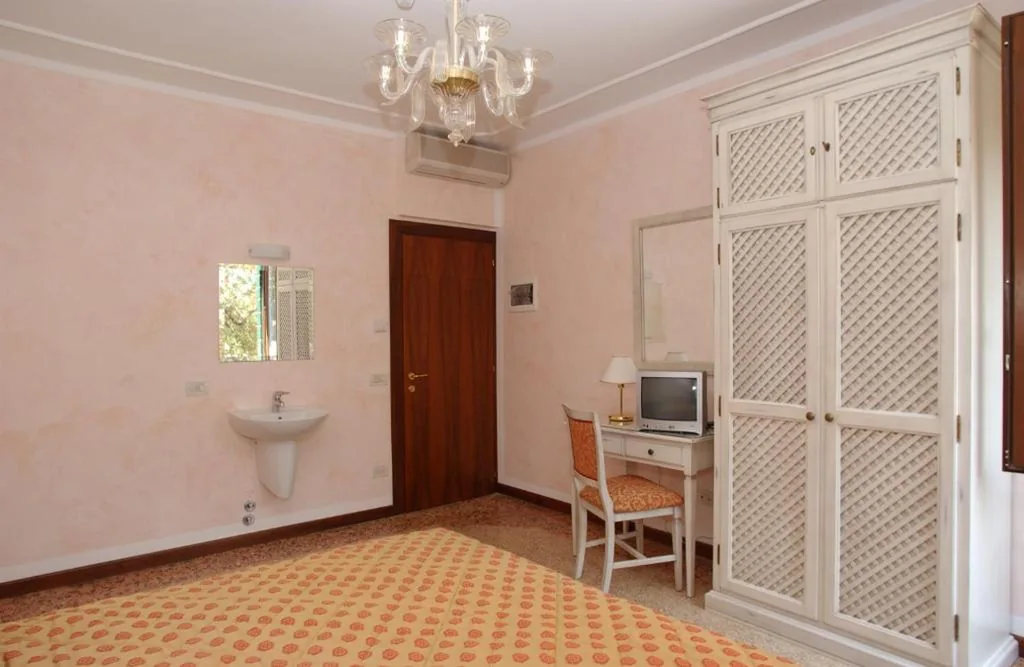 Camera Matrimoniale con Bagno in Comune — Casa Mimma