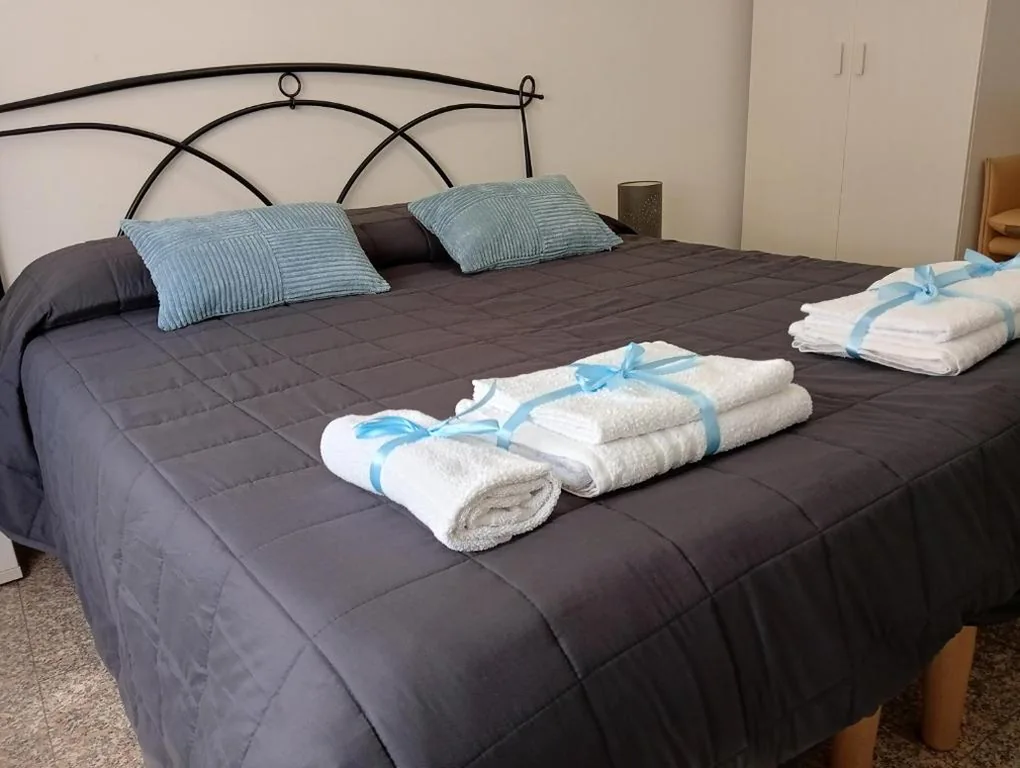 Camera Matrimoniale con Bagno in Comune — Cattaneo 19 Rooms