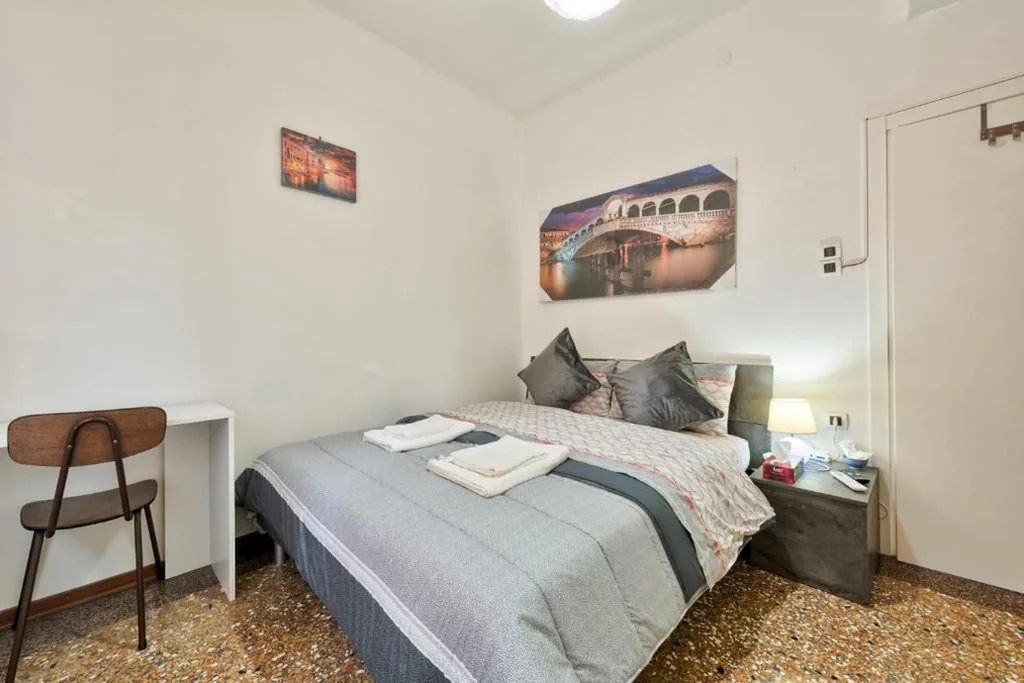 Camera Matrimoniale con Bagno in Comune — City Living Guest House