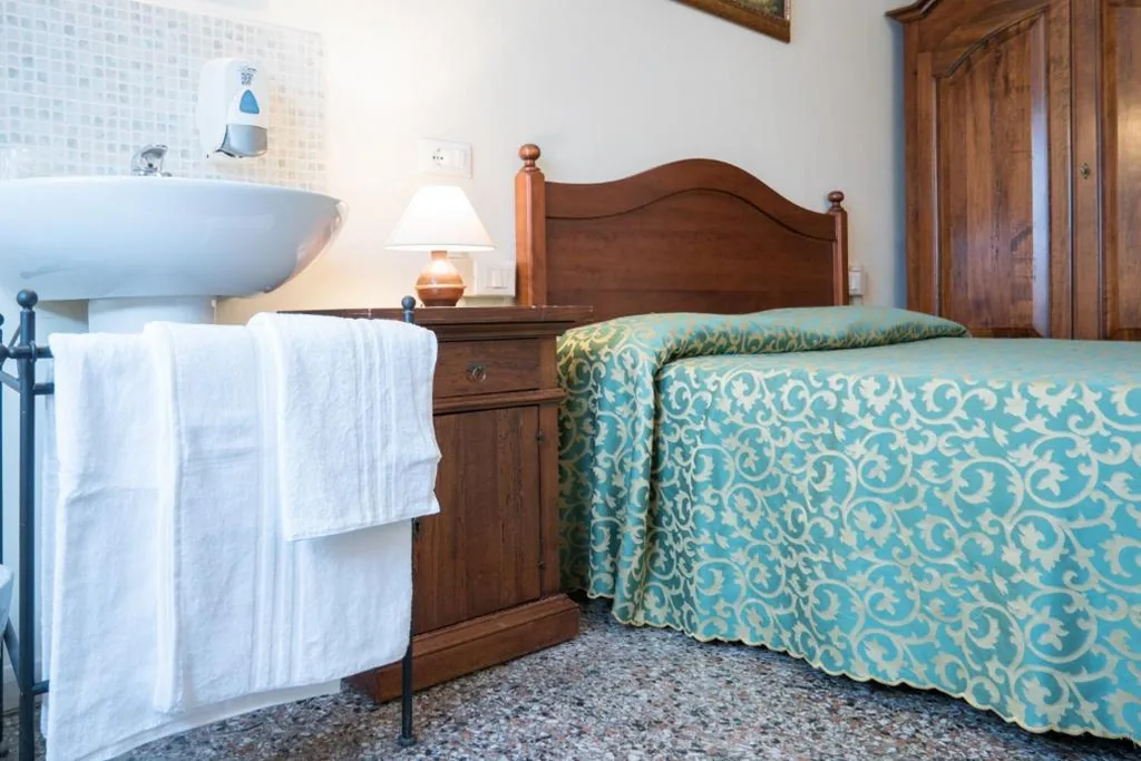 Camera Matrimoniale con Bagno in Comune — Corte Canal Venice