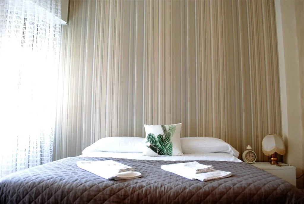 Camera Matrimoniale con Bagno in Comune — Dreaming Piazza Bra Rooms