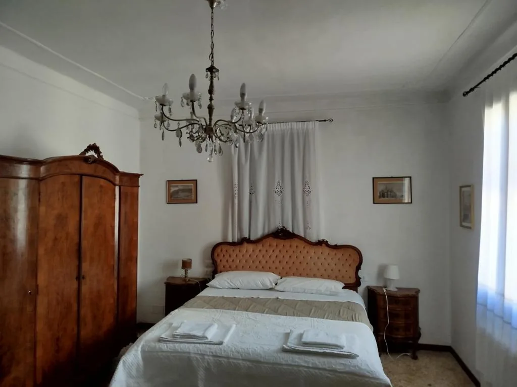 Camera Matrimoniale con Bagno in Comune e Letto Supplementare (2 Adulti + 1 Bambino) — B&B Exclusive