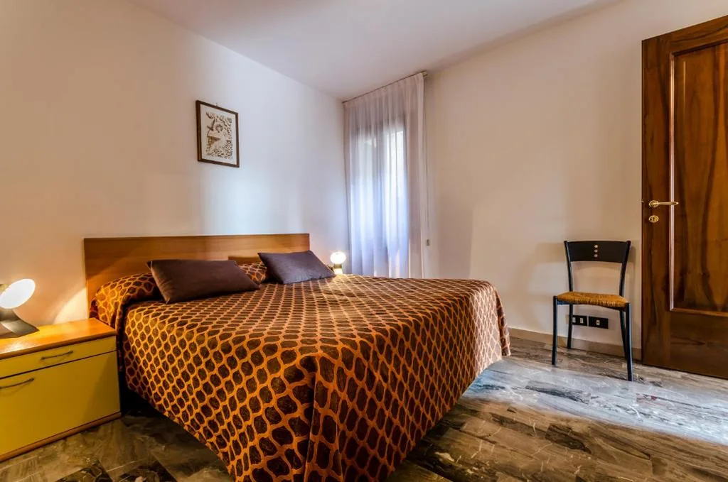 Double Room with Shared Bathroom - Separate Building — Hotel Ariel Silva