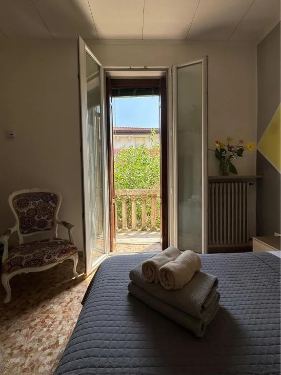Camera Matrimoniale con Bagno in Comune — Giove Rooms