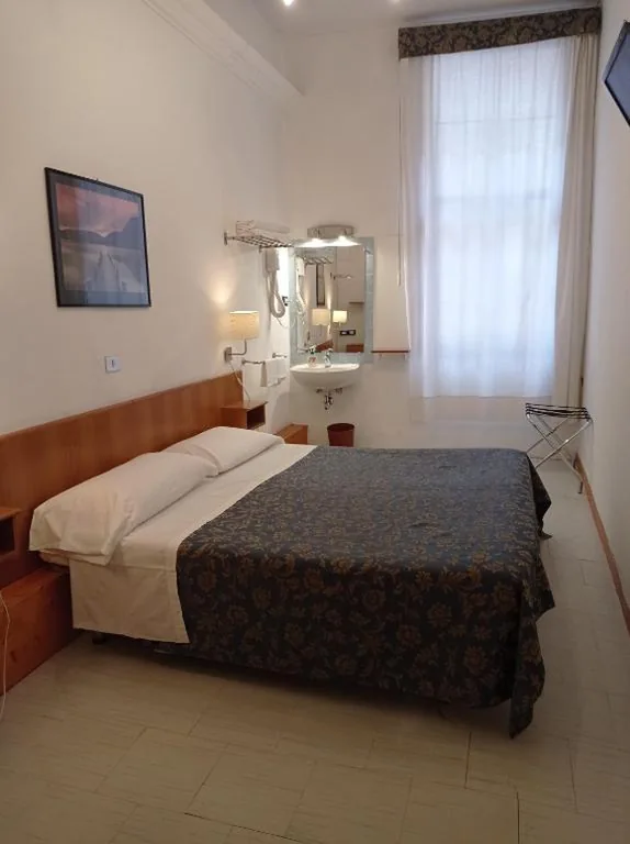 Camera Matrimoniale con Bagno in Comune — Hotel Caneva