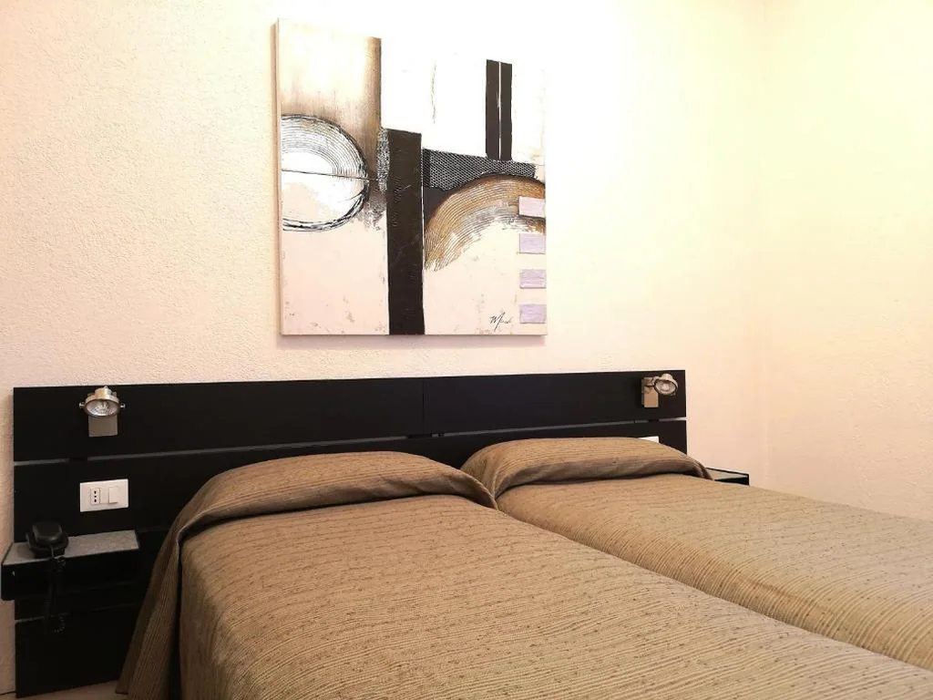 Camera Matrimoniale con Bagno in Comune — Hotel Rossi