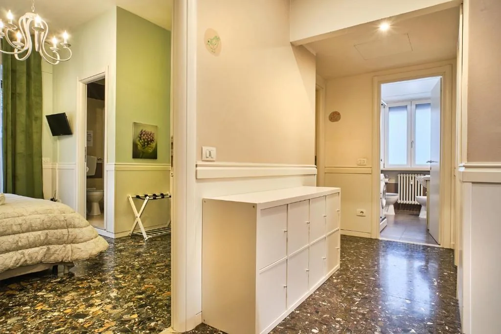 Camera Matrimoniale con Bagno in Comune — La Voliera