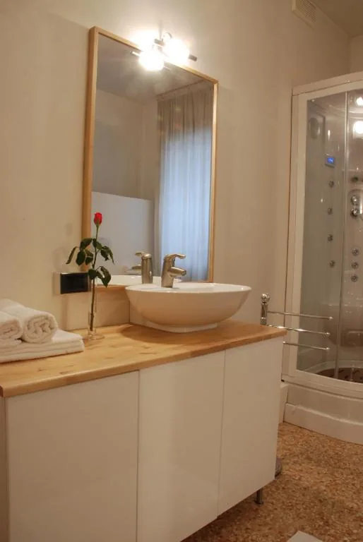 Camera Matrimoniale con Bagno in Comune — Locazione Turistica Joyful Padova
