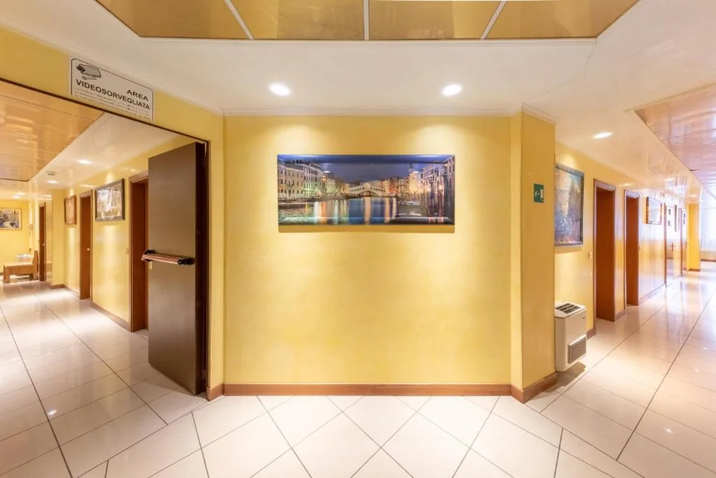 Camera Matrimoniale con Bagno in Comune — Nuova Aurora