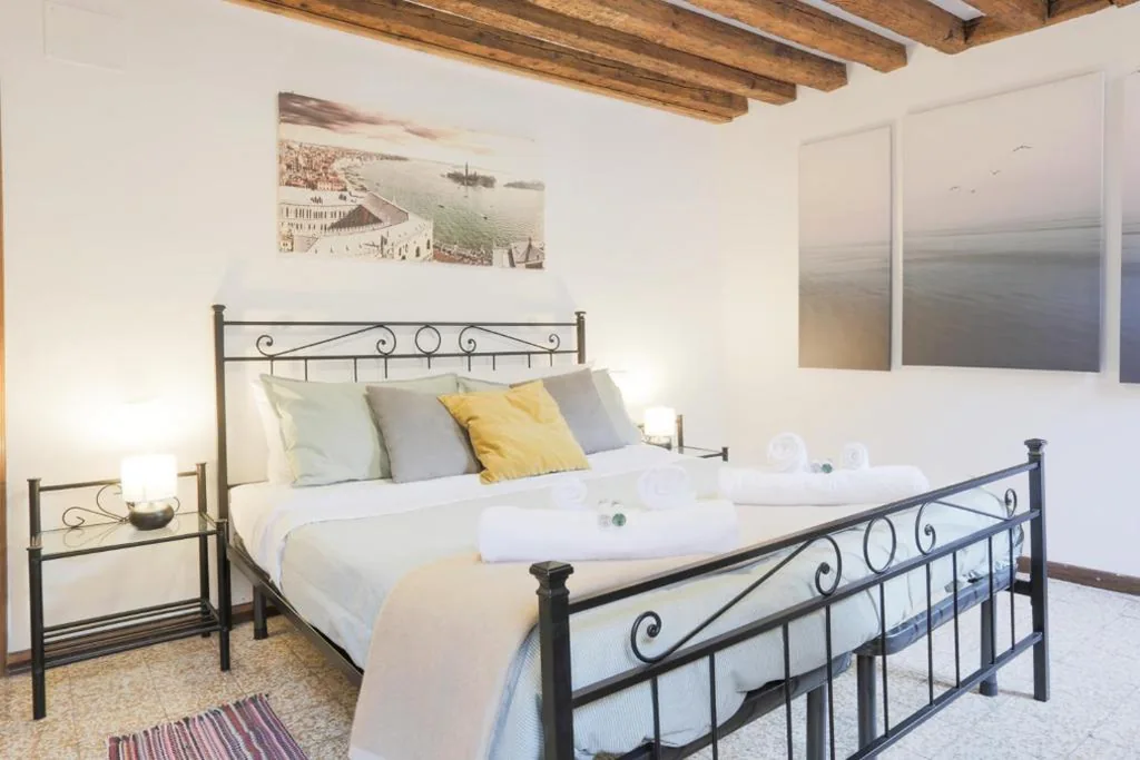 Camera Matrimoniale con Bagno in Comune — SANTA CROCE GUEST HOUSE