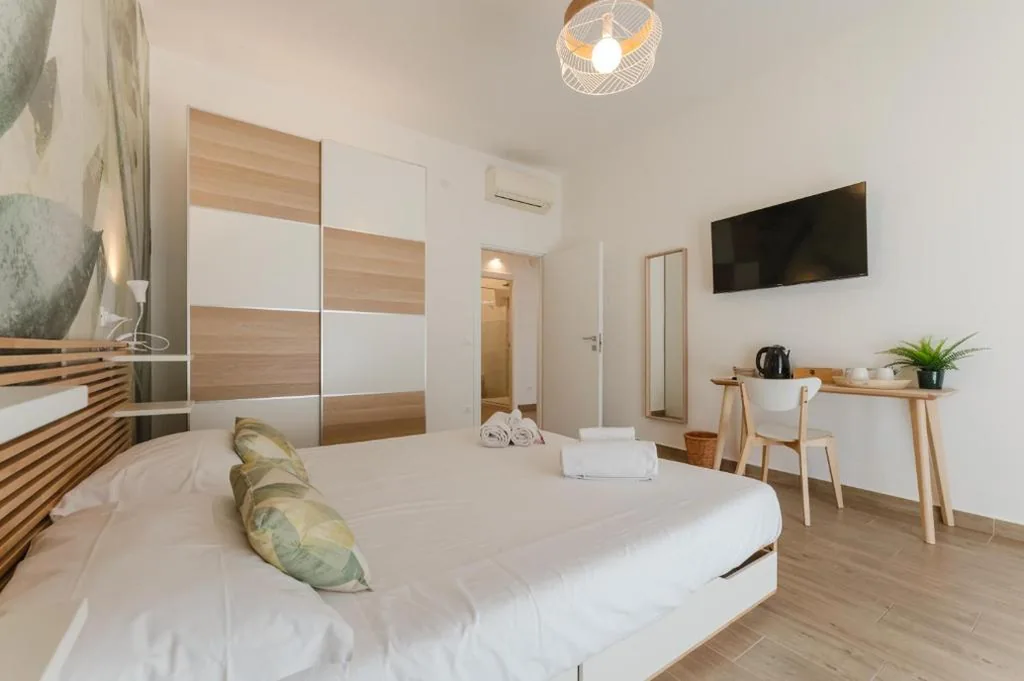 Camera Matrimoniale con Bagno in Comune — Smart Arena Rooms – 10 minuti dall’Arena
