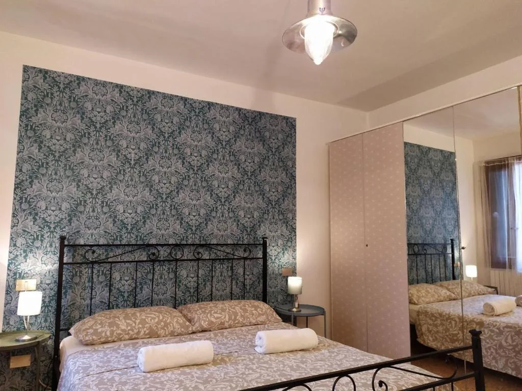 Double Room with Shared Bathroom — Two Steps from Rialto