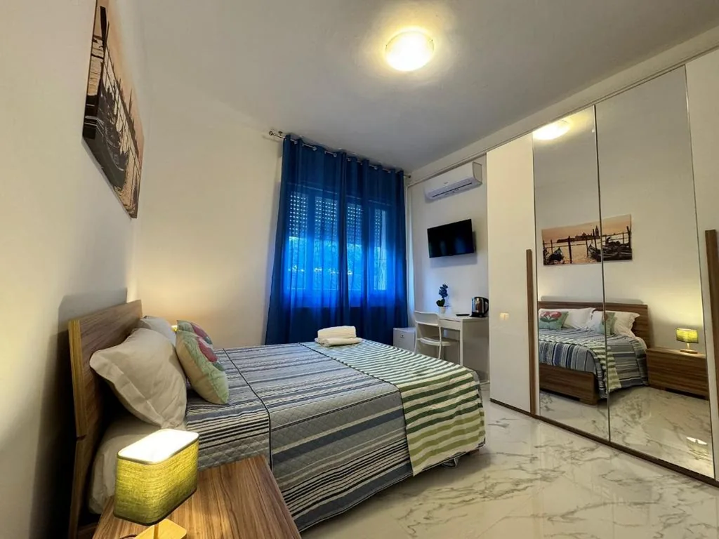 Camera Matrimoniale con Bagno in Comune — United Apartment