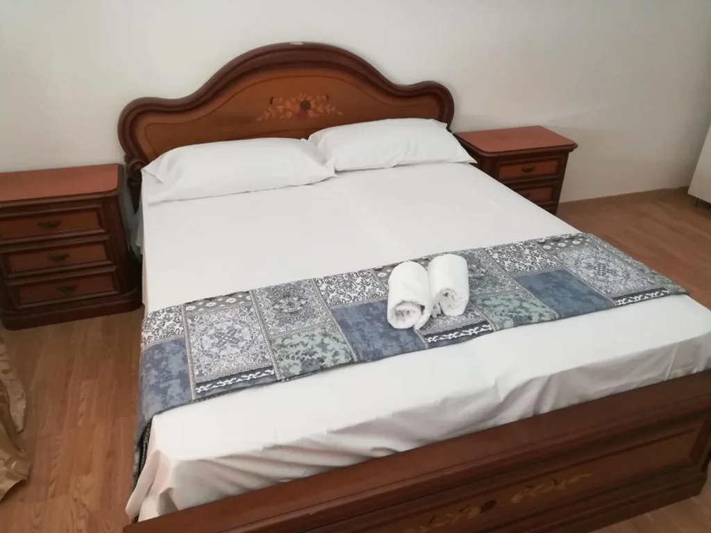 Camera Matrimoniale con Bagno in Comune — Venice Agostino Guesthouse