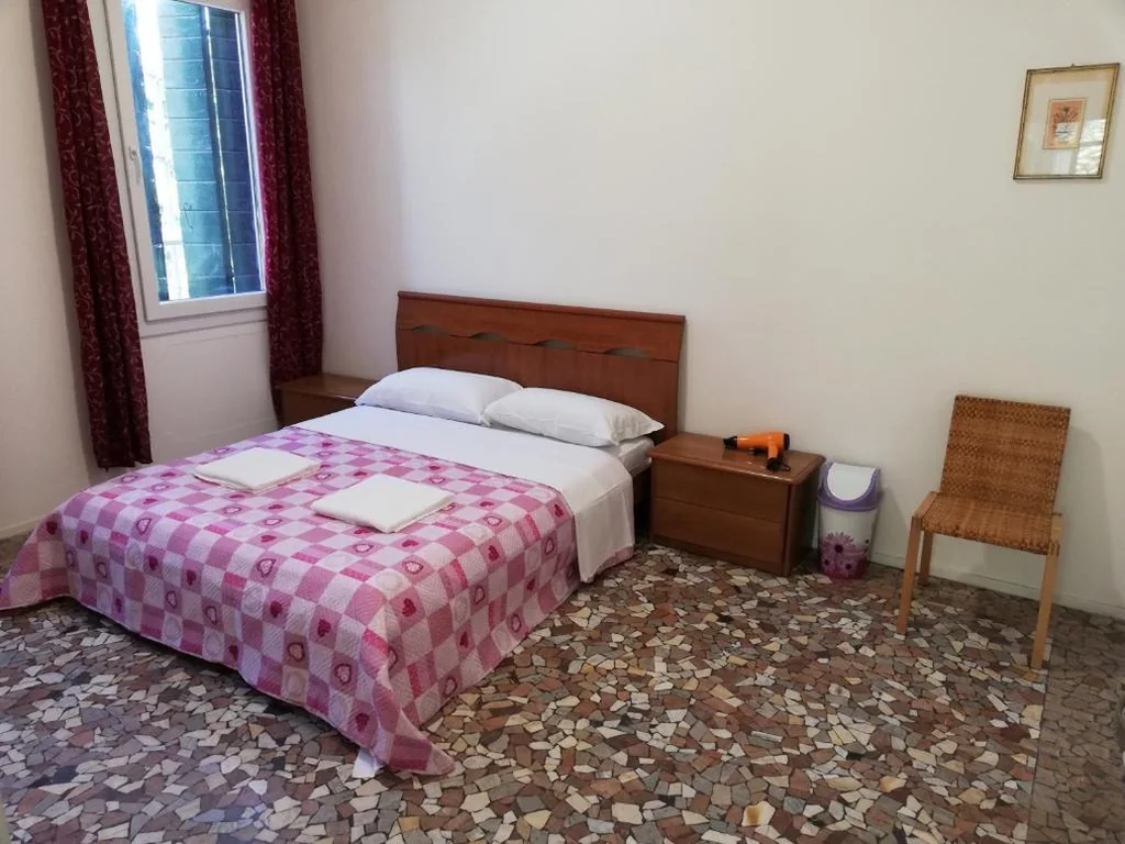 Camera Matrimoniale con Bagno in Comune — Venice Cityview Guesthouse
