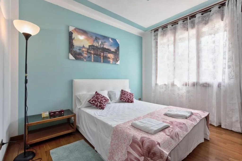Camera Matrimoniale con Bagno in Comune — Venice Mahdi Apartment