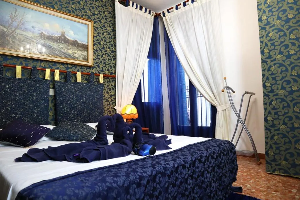 Camera Matrimoniale con Bagno in Comune — VENICE RAINBOW APARTMENT (RIALTO)