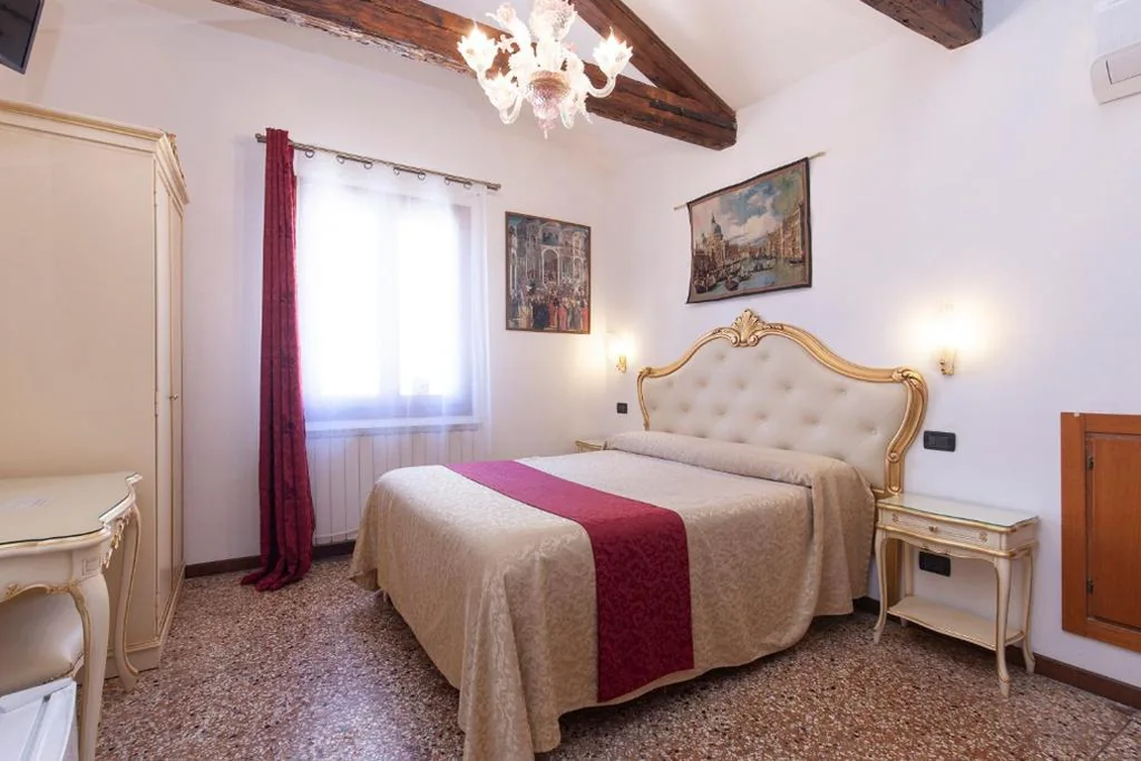 Double Room with Private Bathroom — Alloggi SS Giovanni e Paolo