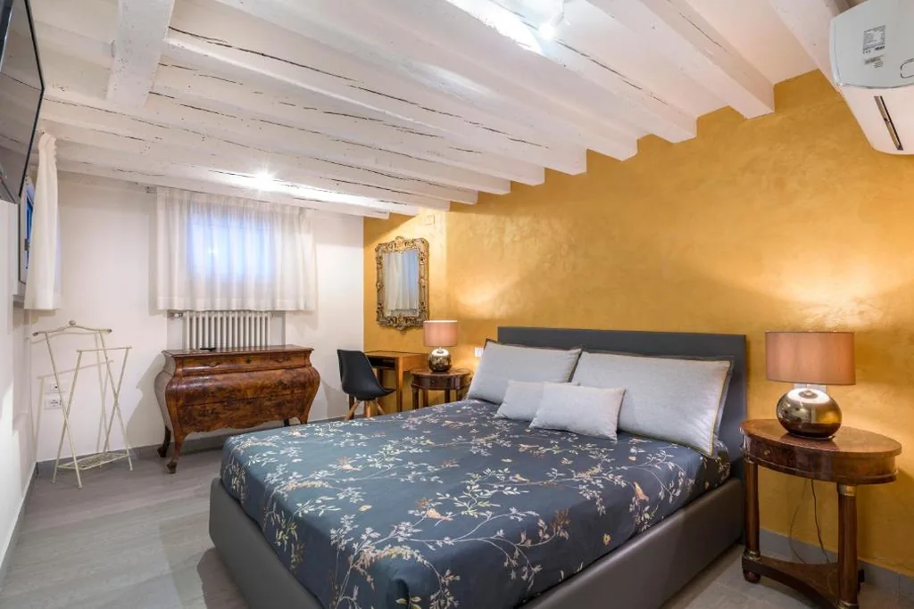 Camera Matrimoniale con Bagno Privato — Ca Bibi, Guest House Close the Grand Canal