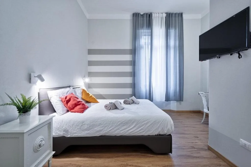 Camera Matrimoniale con Bagno Privato — Camera Tua – Falloppio 44 Rooms