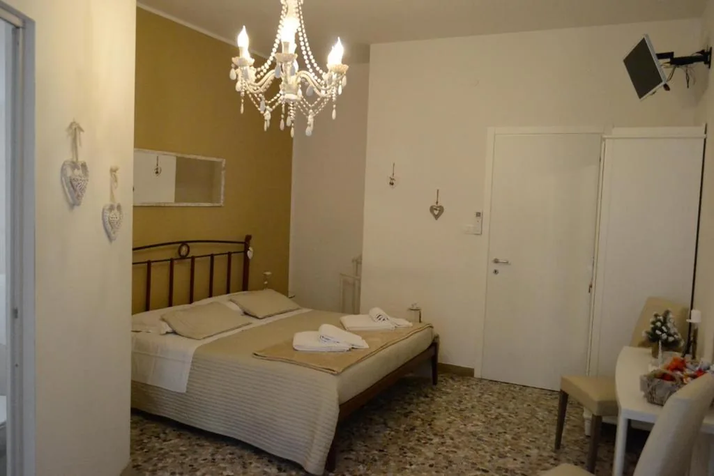 Double Room with Private Bathroom — Casa Isabella
